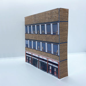 n gauge low relief building with clothing store from 1990's